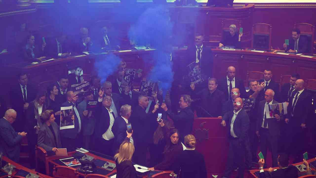 Arnavutluk’ta Parlamento Krizi: Milletvekilleri Meşale Yaktı